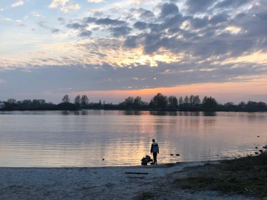 Вилла Gezellige Pipo Met Grote Schommel Aan Het Water Медемблик Экстерьер фото