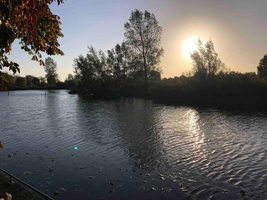 Вилла Gezellige Pipo Met Grote Schommel Aan Het Water Медемблик Экстерьер фото